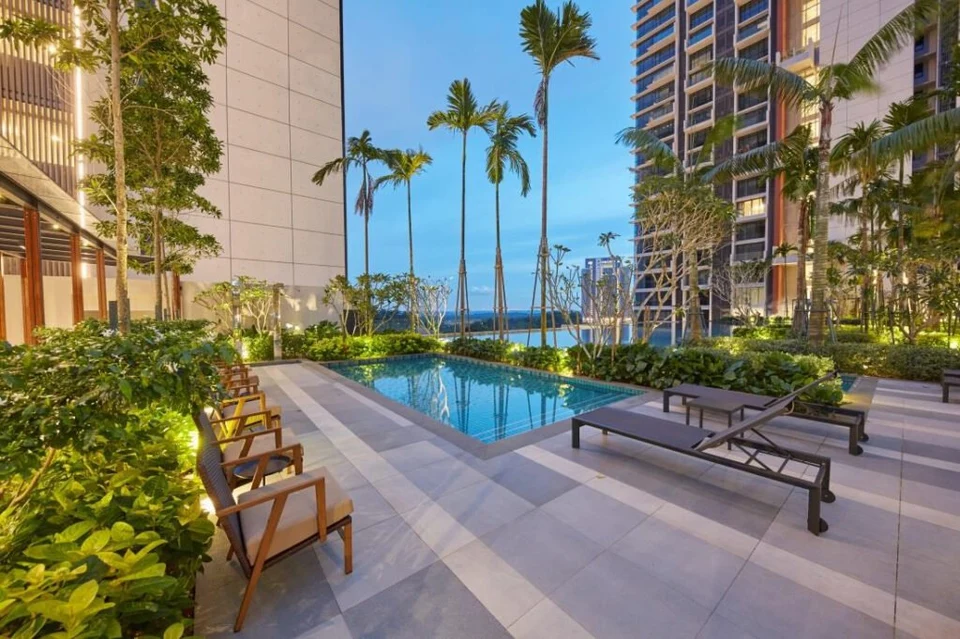 Grand Medini · Pool deck