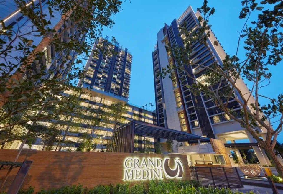 Grand Medini · Grand Medini entrance