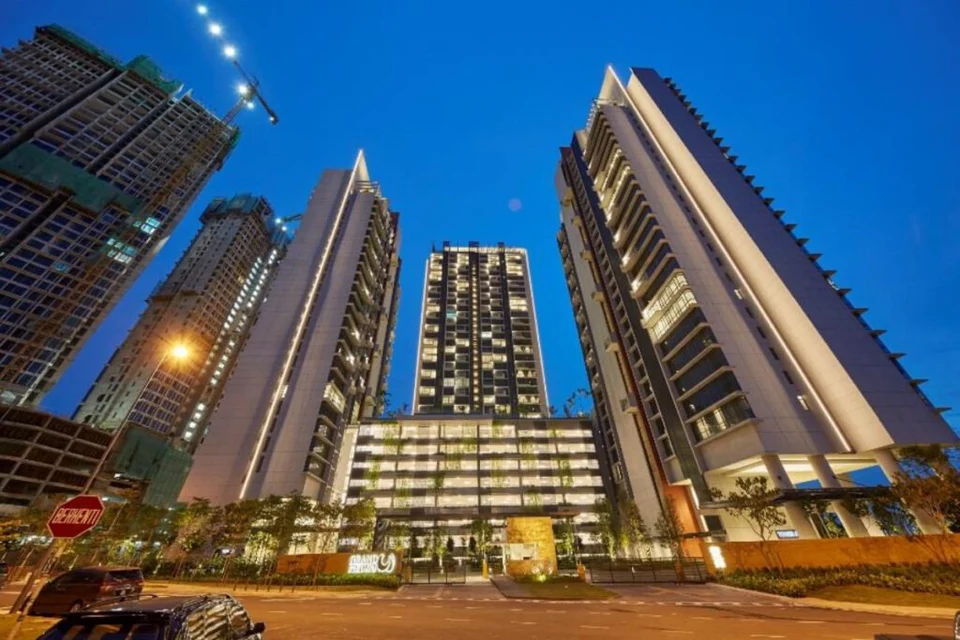 Grand Medini · Evening arrival