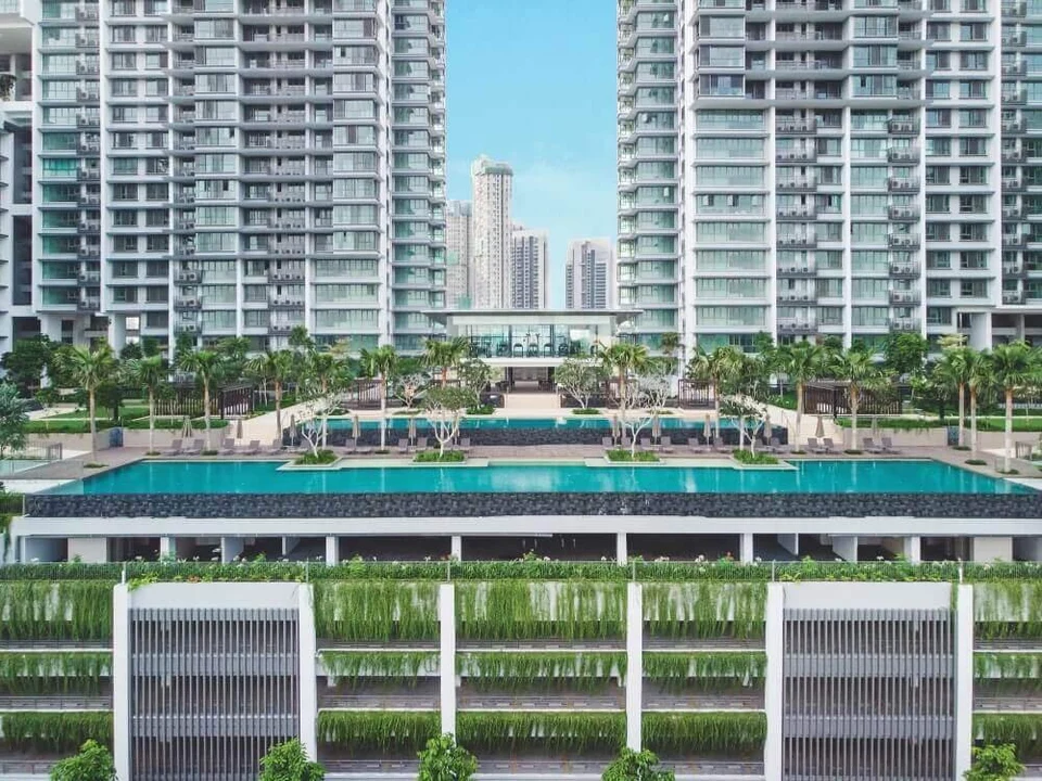 Iskandar Residences · Towers and pool deck