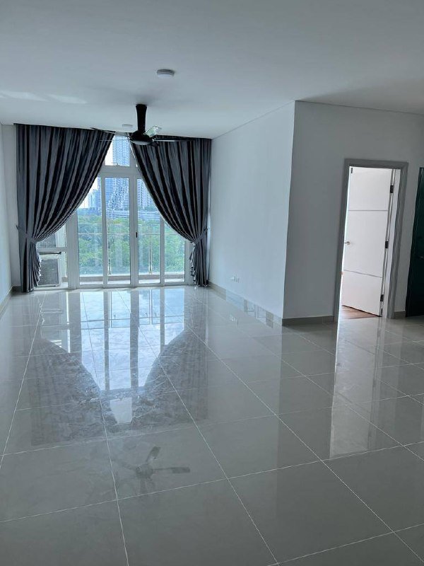 1Medini — Room with full-height windows